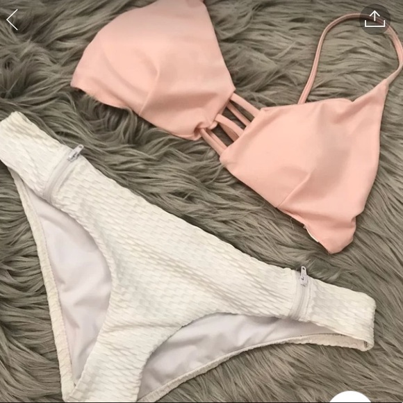 Bikini - Picture 1 of 1